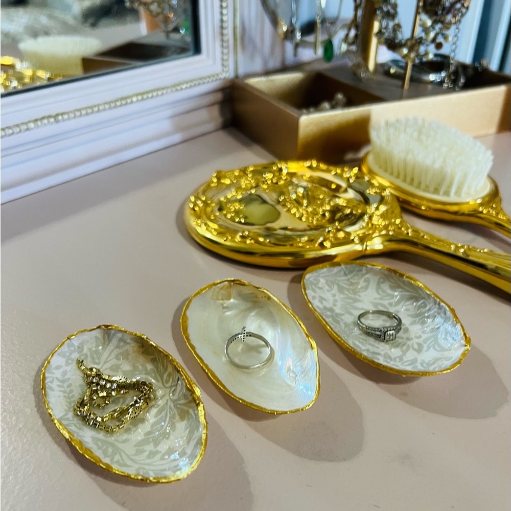 Seashell holder